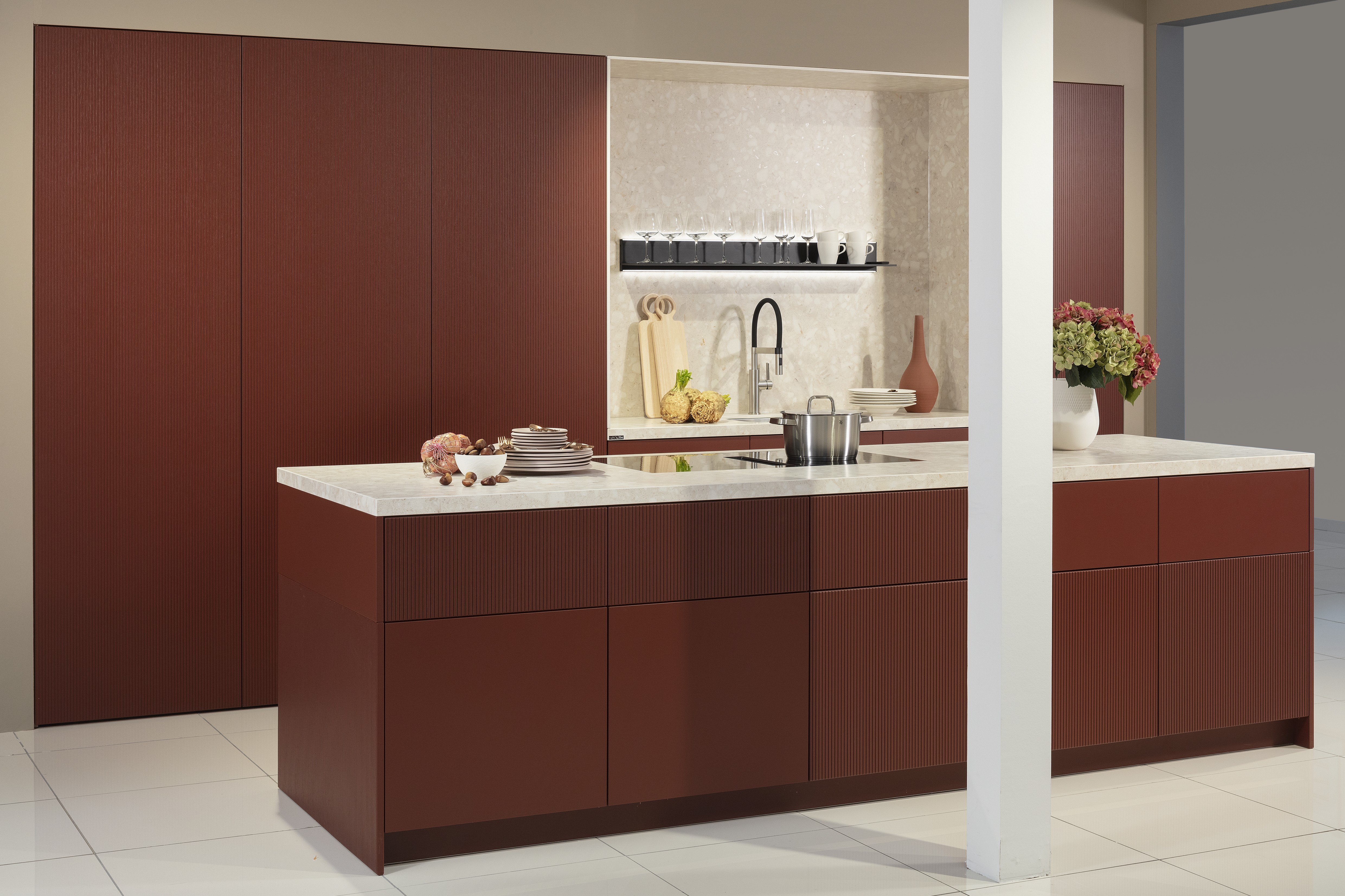 Front Talea Eiche lackiert Sonderfarbe SIK CO.20.20 Front2: Arte_B Samt-Lack  Sonderfarbe SIK CO.20.20 Front3: Resopal Pro Nature Powder supermatt Top Piement Eiche Korpus: Piement Eiche APL: Neolith Geräte: Gaggenau Spüle und Armatur: Blanco  Features: Schiebtüren vor Backofenkombination, verschiedene Oberflächen kombiniert, Korpus Piement Eiche, Regal mit 2 LED-Lichtleisten, Ordnungssystem für Schublade, Schubladenzarge dunkel, Nischenrückwand = APL