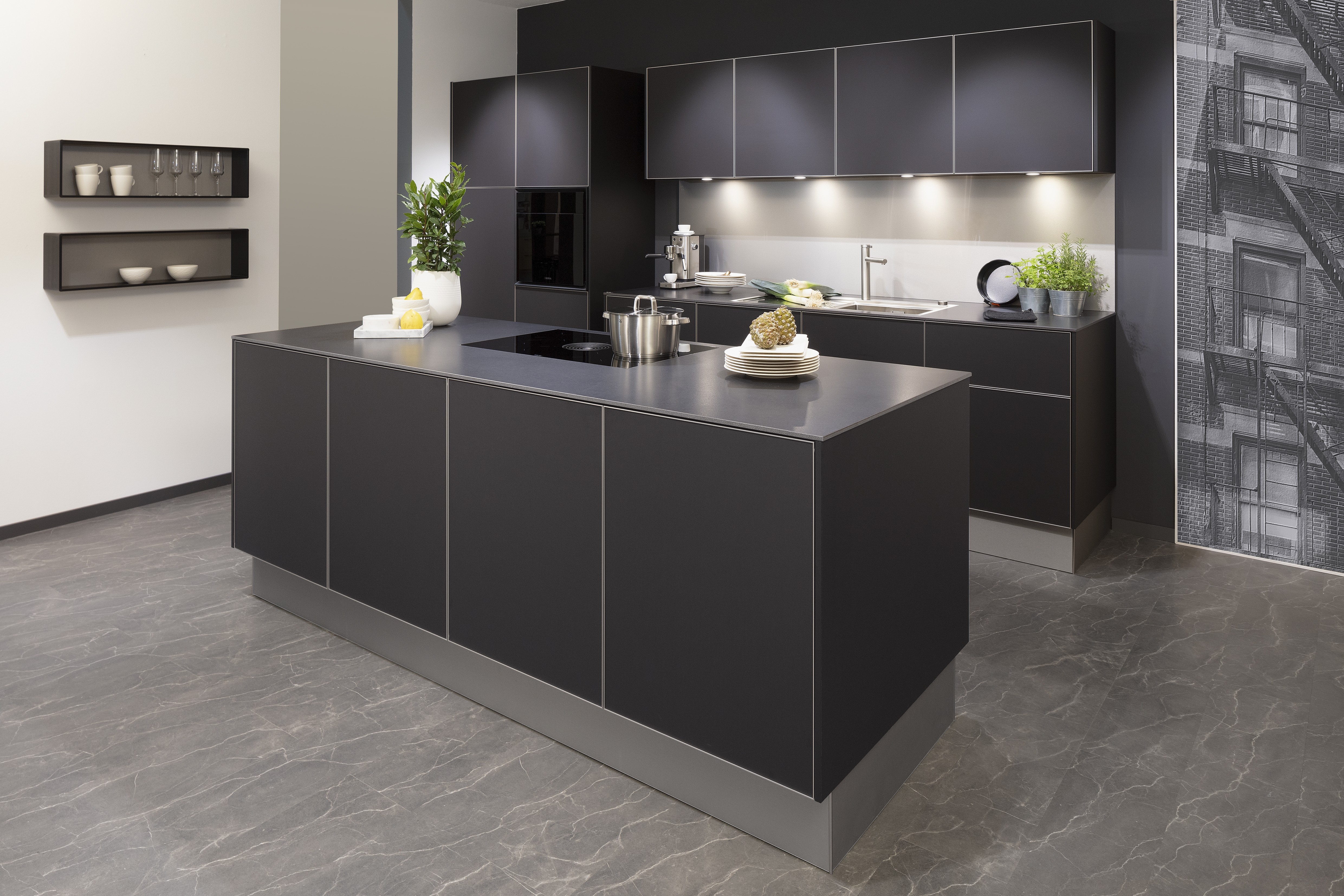 Front: Alu Tec RP Resopal Schwarz supermatt, Aluminiumkante APL: Schwarz Mikrostruktur  Geräte: Bora  Armatur und Spüle: Blanco  Features: stringentes Raster, Oberschränke quadratisch, Aluminiumkante, Regalsystem mit LED, Korpus Resopal Schwarz, Downlights, Schwarz/Edelstahl, Regale mit Edelstahlrückwand, Schubladen Holzfurnier. 