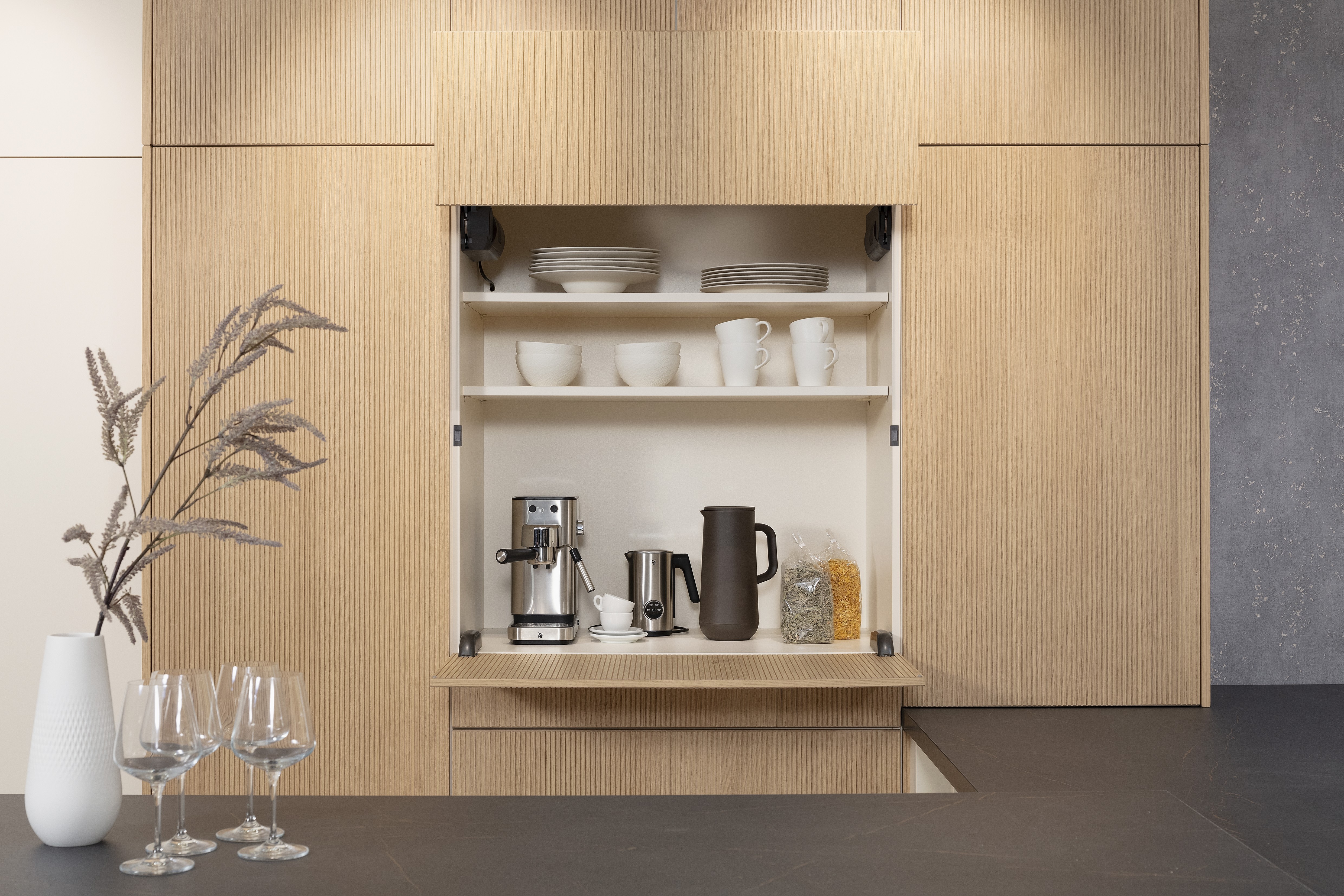 Front: PUR Macaron DirektLack matt Front2: TALEA Gavi Eiche Furnier APL: Cuproia Marmor NB Geräte: Backofen Neff Kochfeld Bosch Spüle und Armatur: Blanco  Features: Rillenoptik Eiche Furnier, Thekenklappe elektrisch, Glaszarge, Thekenanbau am Kücheninsel, Küchennische in Frontmaterial.