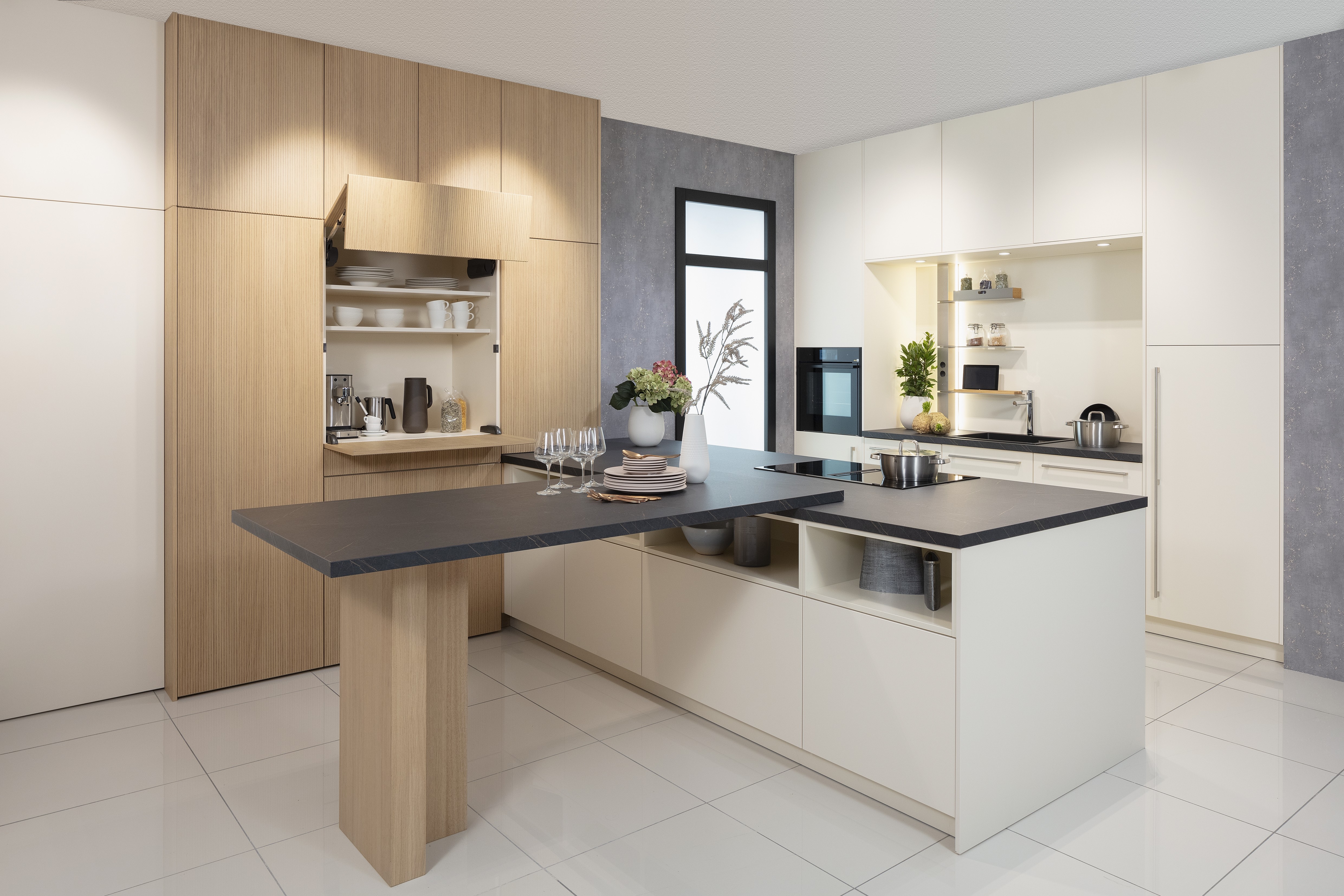 Front: PUR Macaron DirektLack matt Front2: TALEA Gavi Eiche Furnier APL: Cuproia Marmor NB Geräte: Backofen Neff Kochfeld Bosch Spüle und Armatur: Blanco  Features: Rillenoptik Eiche Furnier, Thekenklappe elektrisch, Glaszarge, Thekenanbau am Kücheninsel, Küchennische in Frontmaterial.