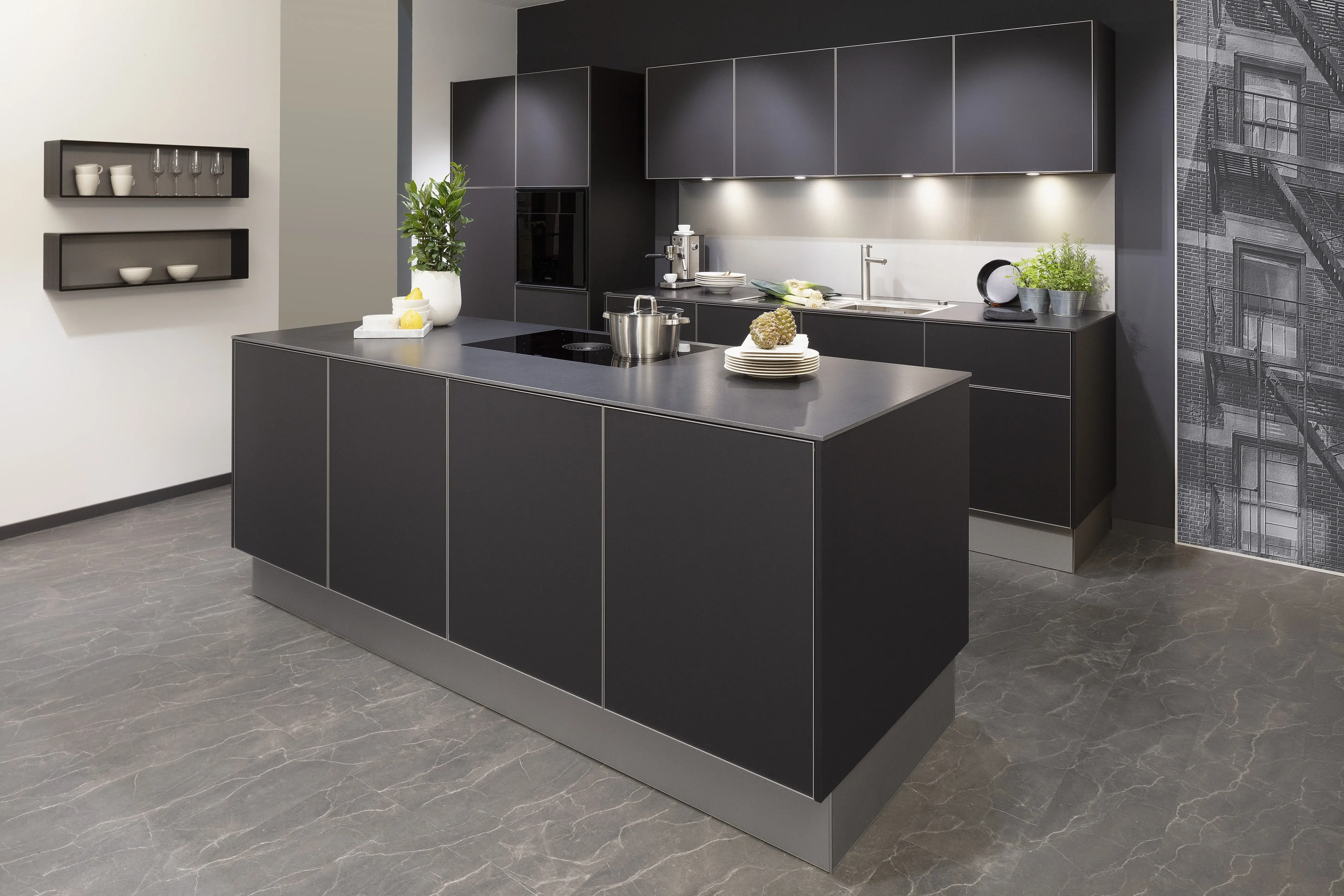 Front: Alu Tec RP Resopal Schwarz supermatt, Aluminiumkante APL: Schwarz Mikrostruktur  Geräte: Bora  Armatur und Spüle: Blanco  Features: stringentes Raster, Oberschränke quadratisch, Aluminiumkante, Regalsystem mit LED, Korpus Resopal Schwarz, Downlights, Schwarz/Edelstahl, Regale mit Edelstahlrückwand, Schubladen Holzfurnier. 